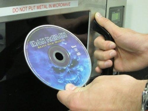 Do not put metal in microwave - Funny pictures