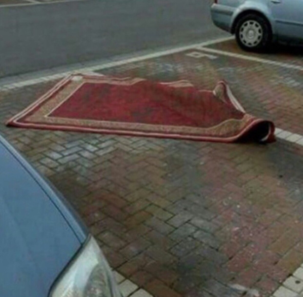 Aladdin Parks Like An Asshole - Funny pictures