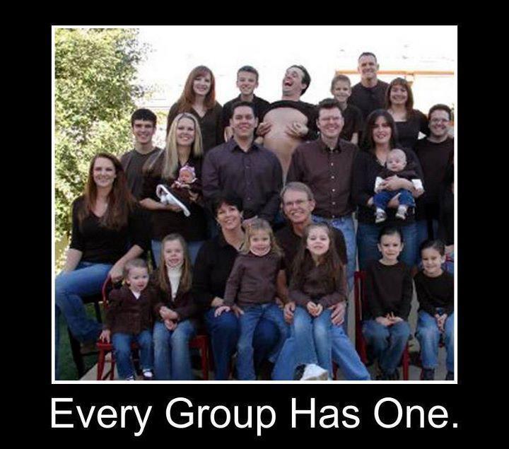 funny-pictures-group-photos-Every-Group-has-One.jpg